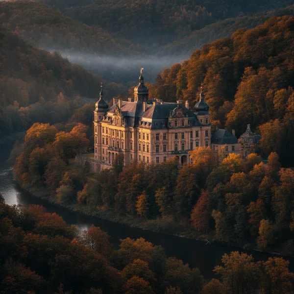 Barockes Schloss auf bewaldeter Anhöhe an einem Fluss — sinnbildlich für Strukturwandel und Tourismus-Diversifizierung im Burgenlandkreis